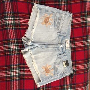 Abercrombie & Fitch woman’s low rise short